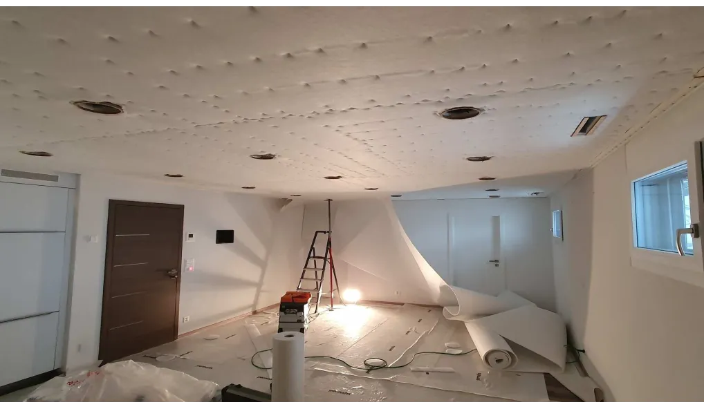 Spots encastrés dans la toile tendue