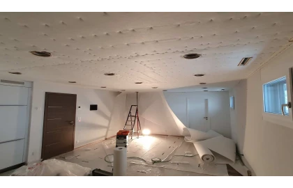 Spots encastrés dans la toile tendue